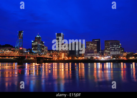 Die Innenstadt von Portland Oregon an einem trüben Winterabend reflektiert in den Willamette River Stockfoto