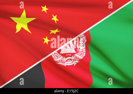 Flaggen von China und islamische Republik Afghanistan im Wind wehen. Teil einer Serie. Stockfoto