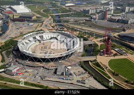 Luftaufnahme des London Stadions im Bau. Auch Arcelor Mittal Orbit im Queen Elizabeth Olympic Park, London, entworfen von Anish Kapoor Stockfoto