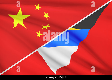 Flaggen von China und von Antigua und Barbuda im Wind wehen. Teil einer Serie. Stockfoto