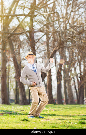 Ältere Gentleman aus Freude im freien tanzen Stockfoto