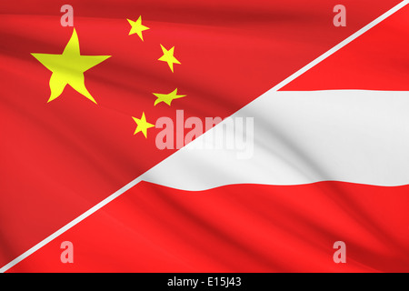 Flaggen von China und der Republik Österreich im Wind wehen. Teil einer Serie. Stockfoto