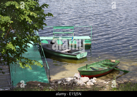 Zwei festgemacht Segelboote auf dem kleinen See-Steg Stockfoto