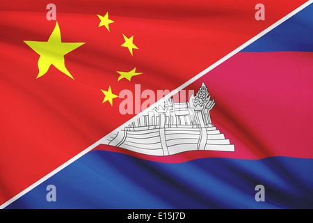 Flaggen von China und Kambodscha im Wind wehen. Teil einer Serie. Stockfoto