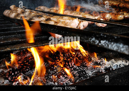 Coburg, Deutschland. 23. Dezember 2010. Datei - Origianl Coburg Branwursts werden in der traditionellen Weise auf Tannenzapfen in Coburg, Deutschland, 23. Dezember 2010 gegrillt. Foto: Davide sollte/Dpa/Alamy Live News Stockfoto