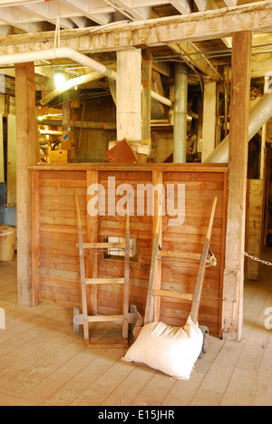 alte Sack Handwagen gegen eine Wand in einem alten Gebäude der Landwirtschaft Stockfoto
