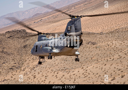 US Marine Corps CH-46E Sea Knight Helikopter bereitet sich auf Länder in einem Schmutz-Feld während eines integrierten Übung auf der Marine Corps Air Ground Combat Center 17. Juni 2013 in Twentynine Palms, Kalifornien. Stockfoto