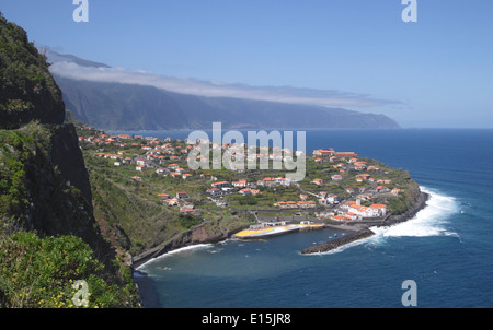 Ponta Delgada Stadt an der Nordküste von Madeira Stockfoto