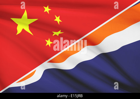 Flaggen von China und der Republik der Marshall-Inseln im Wind wehen. Teil einer Serie. Stockfoto