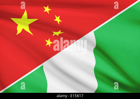 Flaggen von China und der Bundesrepublik Nigeria im Wind wehen. Teil einer Serie. Stockfoto