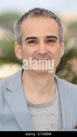 Cannes, Frankreich. 23. Mai 2014. Cannes, Frankreich. 23. Mai, stellt 2014.Director Olivier Assayas während der Fototermin für "Sils Maria" (Wolken von Sils Maria) auf der 67. jährlichen Cannes Film Festival in Cannes, Frankreich, 23. Mai 2014. Foto: Hubert Boesl/Dpa News WIRE SERVICE/Dpa/Alamy Live Stockfoto