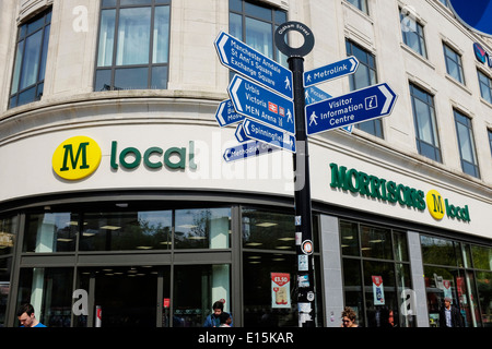 Morrisons M lokalen Speicher in Manchester Piccadilly Gardens UK Stockfoto