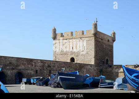 Blaue Angelboote/Fischerboote und Festung in Essaouira in Marokko Stockfoto