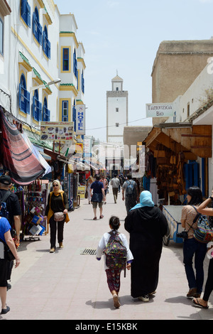 ESSAOUIRA, Marokko - 12. Mai 2014: Arabische Frauen und Touristen Einkaufen in Straßenmarkt an sonnigen Tag. Essaouira, Marokko. Mai 12, 2 Stockfoto