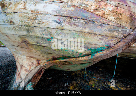 Die verrottenden holzrumpf von einem Fischerboot, Strände auf seiner Seite. Stockfoto