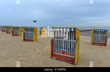 Cuxhaven-Doese, Deutschland. 23. Mai 2014. Leere Strandkorb Strandkörbe am Strand in Cuxhaven-Doese, Germany, 23. Mai 2014. Foto: CARMEN JASPERSEN/Dpa/Alamy Live News Stockfoto