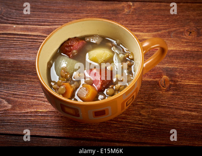 Lentejas con Chorizo. Die spanische Küche. Geschmorte Linsen mit roten Wurst. Stockfoto