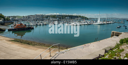 Panorama der Yachthafen in Brixham Devon England mit Yachten und Rettungsboot am Pier festgemacht. Stockfoto