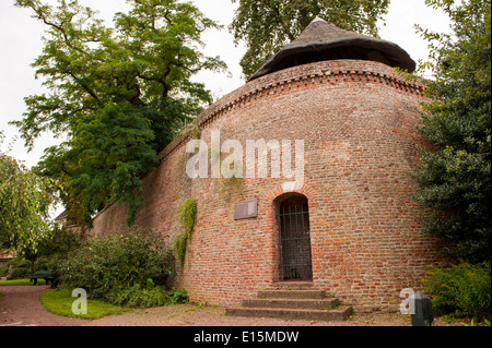 Historische Stadtmauer mit Wachturm und Tor in der alten Stadt Hattem, Niederlande. Stockfoto