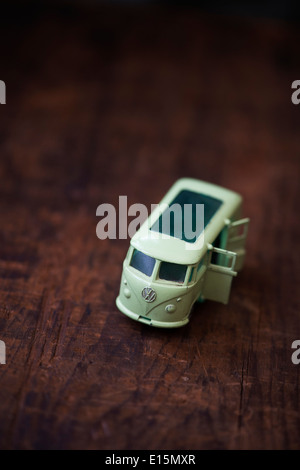 Altes Matchbox Lesney VW Caravette Oy Modellauto auf dunklem Holz Stockfoto