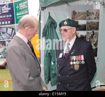 Exeter, Devon, UK, 23. Mai 2014. Devon County Show The Duke of Kent trifft Royal Marine-Veteran Bill Bryant Veteran des D-Day Landung Cract Operationen. Bildnachweis: Anthony Collins/Alamy Live-Nachrichten Stockfoto