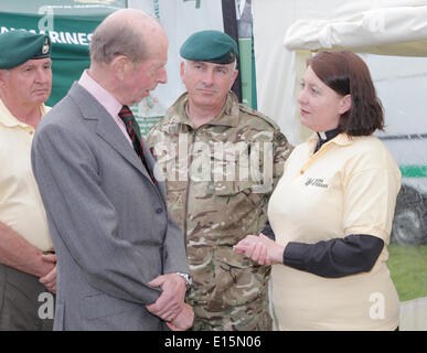 Exeter, Devon, UK, 23. Mai 2014. Seine königliche Hoheit der Herzog von Kent trifft Mitglieder der trim4veterans Nächstenliebe helfen, königliche Marine Veteranen mit Trauma im Zusammenhang mit psychischen Problemen. Im Gespräch mit königlichen Kaplan Pfr Janice Honig Morgan Credit: Anthony Collins/Alamy Live-Nachrichten Stockfoto