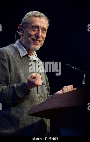 Hay on Wye, Wales UK, Freitag 23. Mai 2014 Kinder reagieren auf Autor und Kommentator MICHAEL ROSEN Gving Heu-Bibliothek-Vortrag am zweiten Tag der Hay Festival 2014, Wales UK Credit: Keith Morris/Alamy Live-Nachrichten Stockfoto