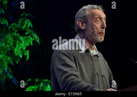 Hay on Wye, Wales UK, Freitag 23. Mai 2014 Kinder reagieren auf Autor und Kommentator MICHAEL ROSEN Gving Heu-Bibliothek-Vortrag am zweiten Tag der Hay Festival 2014, Wales UK Credit: Keith Morris/Alamy Live-Nachrichten Stockfoto