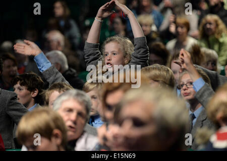 Hay on Wye, Wales UK, Freitag 23. Mai 2014 Kinder reagieren auf Autor und Kommentator MICHAEL ROSEN Gving Heu-Bibliothek-Vortrag am zweiten Tag der Hay Festival 2014, Wales UK Credit: Keith Morris/Alamy Live-Nachrichten Stockfoto