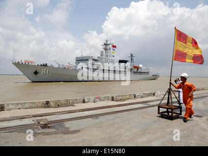 Yangon, Myanmar. 23. Mai 2014. Ein chinesisches Kriegsschiff kommt am Thilawa Hafen in Yangon, Myanmar, 23. Mai 2014. Zwei chinesische Marineschiffe, Zheng He Schulschiff und Wei Fang Verteidigung Schiff, genannt der Myanmar International Terminals Thilawa (MITT) in Yangon Freitagmorgen für ihre zweite Etappe der asiatischen Reise. Bildnachweis: U Aung/Xinhua/Alamy Live-Nachrichten Stockfoto