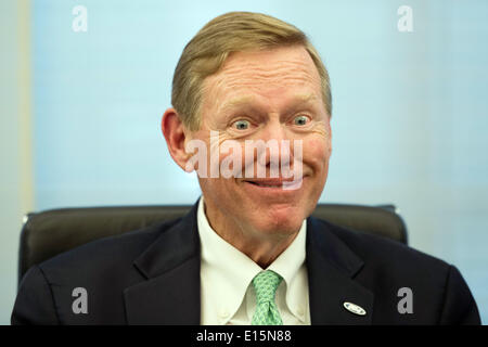 Düsseldorf, Deutschland. 23. Mai 2014. CEO von Ford Alan Mulally spricht während einer Pressekonferenz im Rahmen des jährlichen Treffens von der American Board Of Trade in Düsseldorf, 23. Mai 2014. Foto: Marius Becker/Dpa/Alamy Live News Stockfoto