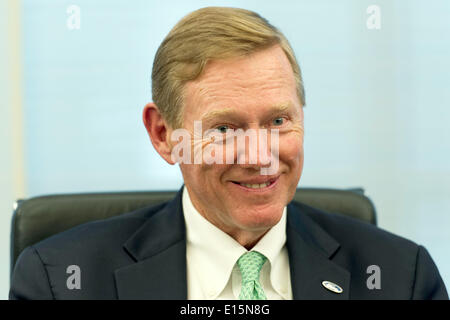 Düsseldorf, Deutschland. 23. Mai 2014. CEO von Ford Alan Mulally spricht während einer Pressekonferenz im Rahmen des jährlichen Treffens von der American Board Of Trade in Düsseldorf, 23. Mai 2014. Foto: Marius Becker/Dpa/Alamy Live News Stockfoto