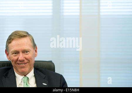 Düsseldorf, Deutschland. 23. Mai 2014. CEO von Ford Alan Mulally spricht während einer Pressekonferenz im Rahmen des jährlichen Treffens von der American Board Of Trade in Düsseldorf, 23. Mai 2014. Foto: Marius Becker/Dpa/Alamy Live News Stockfoto