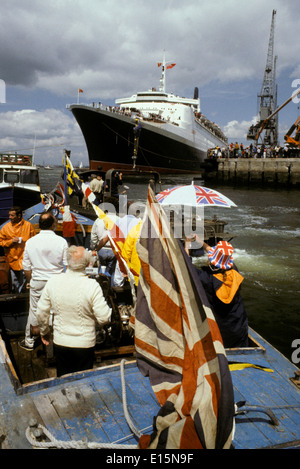 AJAXNETPHOTO. 11TH. JUNI 1982. - SOUTHAMPTON, ENGLAND. - TROOPSHIP QE2 RÜCKKEHR NACH SOUTHAMPTON AUS DEM FALKLAND-INSELN-KONFLIKT. FOTO: JONATHAN EASTLAND/AJAX. REF:HD SHI QE2 21103 1 15 821106 Stockfoto