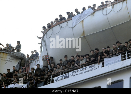 AJAX-NEWS & FEATURE SERVICE. (SOU) SOUTHAMPTON, ENGLAND. 12. MAI 1982. -TRUPPEN VERLASSEN - SOLDATEN DRÄNGEN SICH DIE OBEREN DECKS UND RETTUNGSBOOTE VON DER CUNARD LINER QE2, DA ES WEG VON IHREM LIEGEPLATZ AUF DEM WEG ZU DEN FALKLAND-INSELN ZIEHT.  FOTO: JONATHAN EASTLAND/AJAX REF: 909603/CD211031-09. Stockfoto