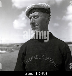 1950er Jahre historische Bild eines Schiffers St Michaels Mount eine Insel vor der Küste von Cornwall, Haus der Familie St Aubyn. Stockfoto