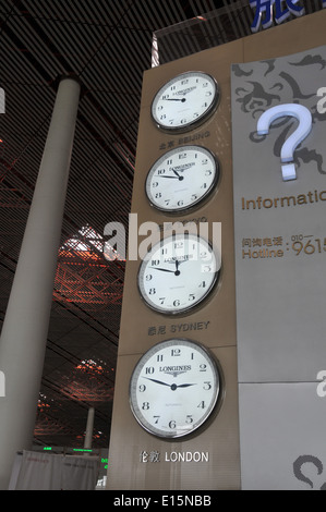 Vier Uhren zeigen die Zeit in London Sydney Tokio, Peking-Terminal 3 des Internationalen Flughafens Peking China Stockfoto