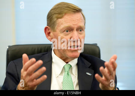 Düsseldorf, Deutschland. 23. Mai 2014. CEO von Ford Alan Mulally spricht während einer Pressekonferenz im Rahmen des jährlichen Treffens von der American Board Of Trade in Düsseldorf, 23. Mai 2014. Foto: Marius Becker/Dpa/Alamy Live News Stockfoto