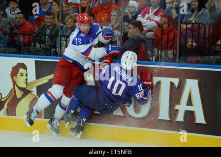 Spieler von Russland und Frankreich während der IIHF Eishockey-Weltmeisterschaft 2014 Viertelfinale Spiel in Minsk-Arena Stockfoto
