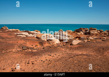 Australien, Western Australia, Broome. Gantheaume Point. Indischen Ozean Aussicht auf die roten Felsen. Stockfoto