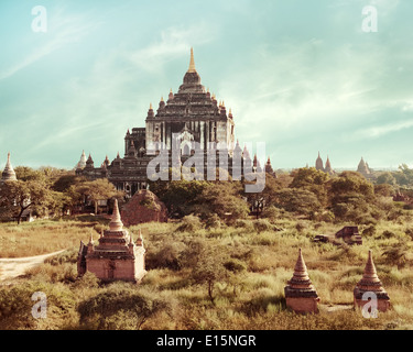 Antike Architektur alte buddhistische Tempel im Königreich Bagan Myanmar (Burma) White Thatbyinnyu Tempel gehört zu größten in Bagan Stockfoto