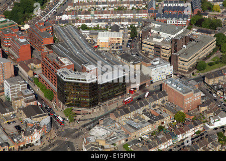 Luftaufnahme von Wood Lane Bus Garage in Nord-London, Wohnort London Busse Stockfoto