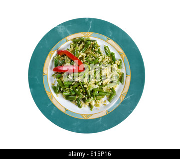 Grüne Bohnen-Salat mit Käse und Bulgur. isoliert auf weißem Hintergrund. Stockfoto