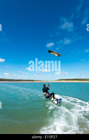 Talmont Saint-Hilaire (Departement Vendée): Kite-surfen Stockfoto