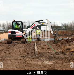 Handwerker-Arbeiter auf einer Baustelle in einem Bagger Baggern Grundlagen Stockfoto