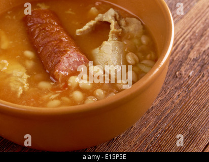 Fabada Asturiana, häufig einfach bekannt als Fabada, spanischer Bohneneintopf aus Region Asturien Stockfoto