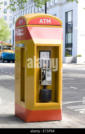 Moneycorp Multi Währung ATM und Telefon auf den Straßen von London England Stockfoto