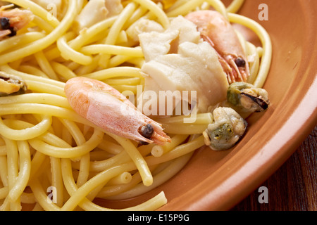 Bucatini - Teller Pasta mit Meeresfrüchten Stockfoto