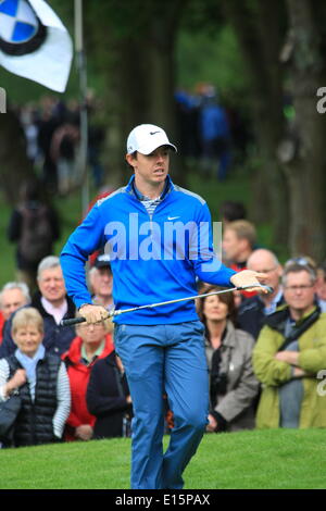 Wentworth, Surrey, UK. 23. Mai 2014. Szenen aus dem zweiten Tag der PGA European Tour Meilenstein der BMW PGA Championship Rory McIlroy Credit: Motofoto/Alamy Live News Stockfoto