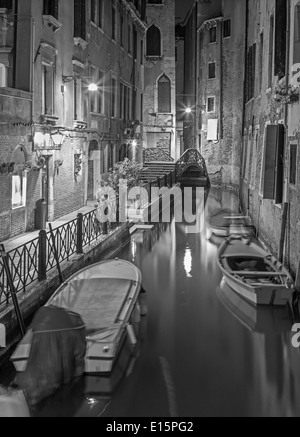 Venedig, Italien - 11. März 2014: Blick auf Cale Lavezzera Canla in der Nacht Stockfoto